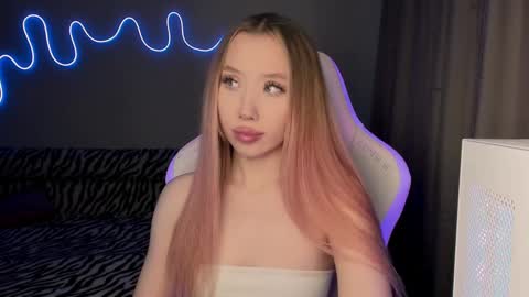 Snapshot of neyrmina chatting on 02/24/25, 02:04 Mina online show from 02/24/25, 02:04