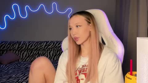 Snapshot of neyrmina chatting on 03/02/25, 06:08 Mina online show from 03/02/25, 06:08