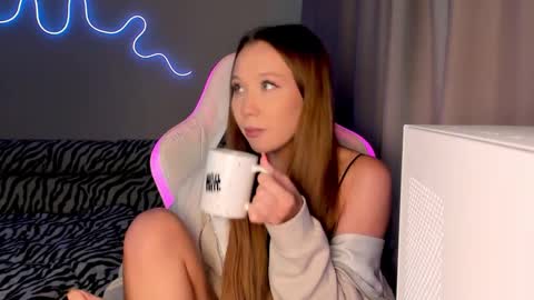 Snapshot of neyrmina chatting on 09/19/25, 02:18 Mina online show from 09/19/25, 02:18