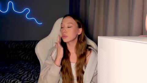 Snapshot of neyrmina chatting on 10/22/25, 01:11 Mina online show from 10/22/25, 01:11