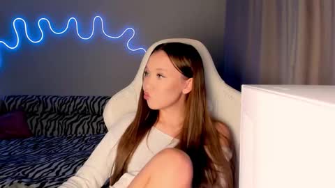 Snapshot of neyrmina chatting on 10/31/25, 01:34 Mina online show from 10/31/25, 01:34