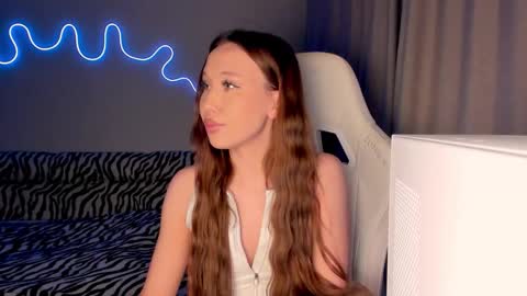 Snapshot of neyrmina chatting on 11/13/25, 01:43 Mina online show from 11/13/25, 01:43