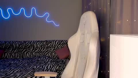 Snapshot of neyrmina chatting on 12/01/25, 01:16 Mina online show from 12/01/25, 01:16