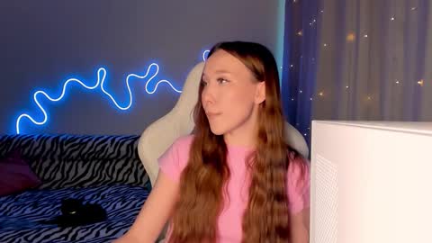 Snapshot of neyrmina chatting on 12/16/25, 10:53 Mina online show from 12/16/25, 10:53