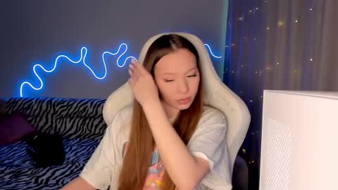 Snapshot of neyrmina chatting on 12/18/25, 09:59 Mina online show from 12/18/25, 09:59