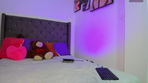 Snapshot of nia_seren chatting on 04/15/26, 09:59 Nia online show from 04/15/26, 09:59