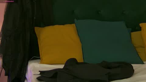 Snapshot of niamalkova chatting on 09/14/25, 04:06 Nia MILF GRANNY MATURE online show from 09/14/25, 04:06