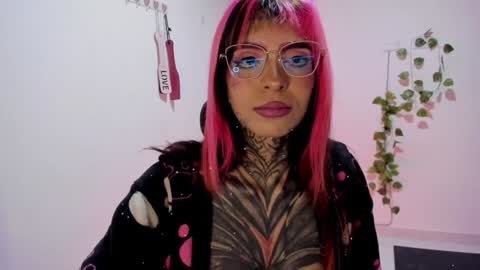 Snapshot of nicki_1 chatting on 01/17/25, 09:06 Help me reach 100 thumbs up online show from 01/17/25, 09:06