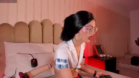 nickiwestt___ online show from 06/19/26, 08:01