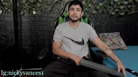 Snapshot of nicky_vance chatting on 10/22/25, 06:40 nicky online show from 10/22/25, 06:40