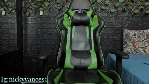 Snapshot of nicky_vance chatting on 10/23/25, 07:12 nicky online show from 10/23/25, 07:12