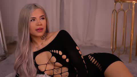 Snapshot of nickybennz chatting on 10/27/25, 07:40 Nicky online show from 10/27/25, 07:40