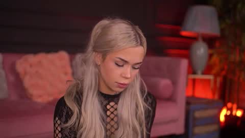 Snapshot of nickybennz chatting on 11/20/25, 06:51 Nicky online show from 11/20/25, 06:51