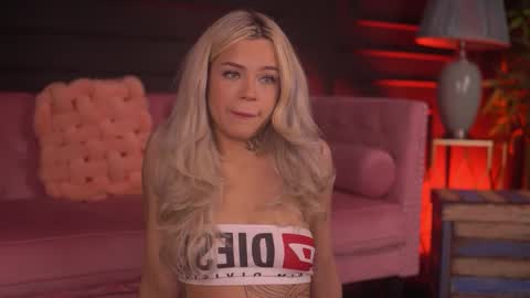 Snapshot of nickybennz chatting on 11/27/25, 09:28 Nicky online show from 11/27/25, 09:28