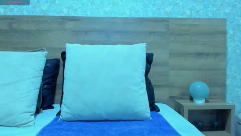 Snapshot of nicolaskan chatting on 09/17/25, 12:18 Nicolas online show from 09/17/25, 12:18