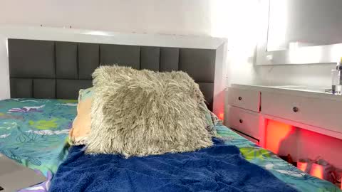 Snapshot of nicolaskan chatting on 10/22/25, 01:44 Nicolas online show from 10/22/25, 01:44