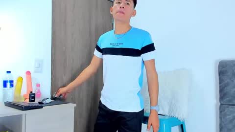 nicolastorres__ online show from 11/19/25, 04:23