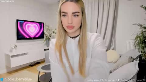 Snapshot of nicole_blueberry chatting on 11/07/25, 09:26 Nicole online show from 11/07/25, 09:26