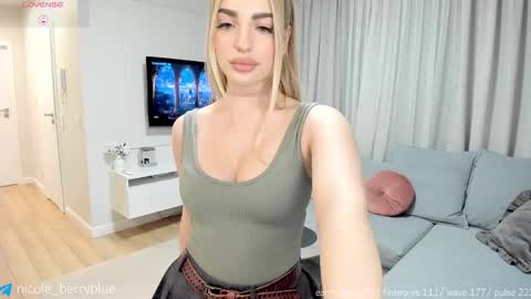 Snapshot of nicole_blueberry chatting on 12/17/25, 09:21 Nicole online show from 12/17/25, 09:21