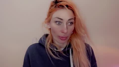 Snapshot of nicole_g0ld_ chatting on 01/06/25, 09:19 Nicole online show from 01/06/25, 09:19