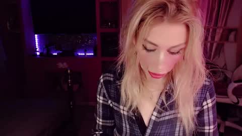 Snapshot of nicole_g0ld_ chatting on 09/16/25, 07:59 Nicole online show from 09/16/25, 07:59