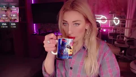 Snapshot of nicole_g0ld_ chatting on 09/25/25, 06:00 Nicole online show from 09/25/25, 06:00