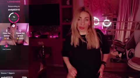 Snapshot of nicole_g0ld_ chatting on 10/04/25, 11:25 Nicole online show from 10/04/25, 11:25