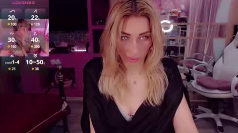 Snapshot of nicole_g0ld_ chatting on 10/11/25, 11:36 Nicole online show from 10/11/25, 11:36