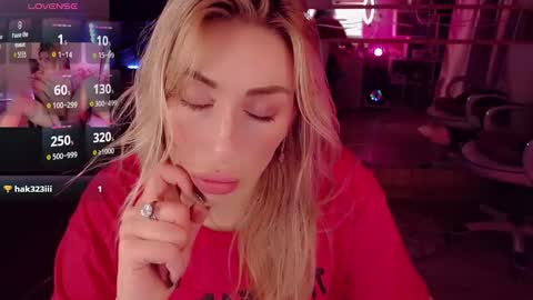 Snapshot of nicole_g0ld_ chatting on 10/17/25, 11:18 Nicole online show from 10/17/25, 11:18