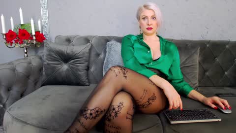 Snapshot of nicoledom chatting on 01/20/25, 01:11 Nicole Domme online show from 01/20/25, 01:11