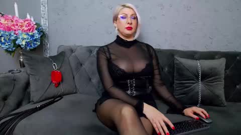 Snapshot of nicoledom chatting on 11/24/25, 01:11 Nicole Domme online show from 11/24/25, 01:11