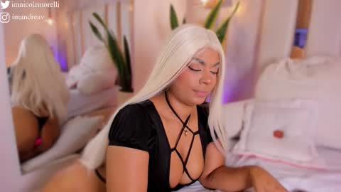 Snapshot of nicolemorelli2 chatting on 11/13/25, 11:42 Andrea give it a thumbs up please its important online show from 11/13/25, 11:42