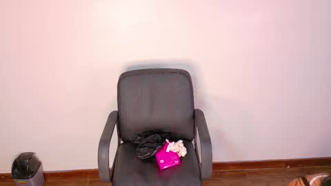 N I C O L E T  online show from 11/28/25, 07:27