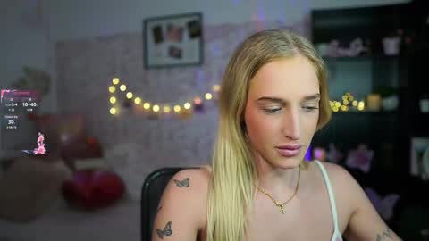 Snapshot of nicolette__shea_ chatting on 02/11/25, 05:18 nicolette__shea_ online show from 02/11/25, 05:18