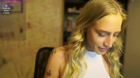 Snapshot of nicolette__shea_ chatting on 10/18/25, 07:20 nicolette__shea_ online show from 10/18/25, 07:20