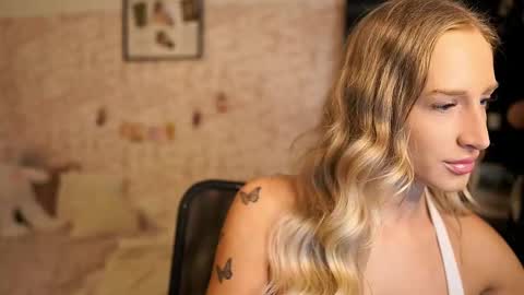 Snapshot of nicolette__shea_ chatting on 10/28/25, 08:29 nicolette__shea_ online show from 10/28/25, 08:29