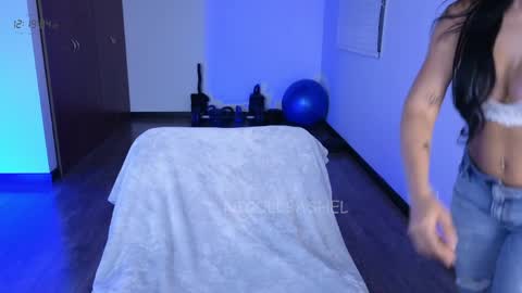 Nicoll  Independent model online show from 04/07/26, 05:19