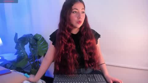 nicolle_evanss_ online show from 04/30/26, 03:57
