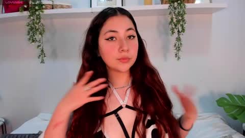 nicolle_evanss_ online show from 05/26/26, 03:24