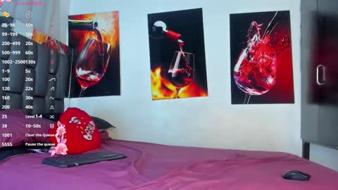 nicolle_hanks1 online show from 09/26/25, 02:04