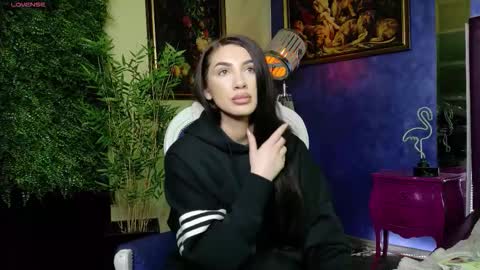 Nicolle online show from 11/19/25, 01:33