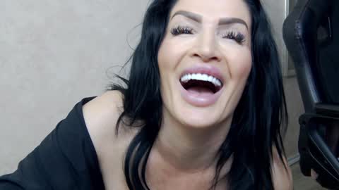 Snapshot of nicollereyn chatting on 01/29/25, 11:25 Nicolle online show from 01/29/25, 11:25