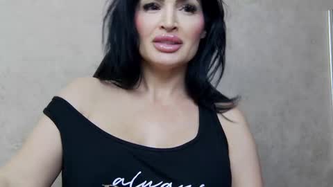 Snapshot of nicollereyn chatting on 02/11/25, 08:20 Nicolle online show from 02/11/25, 08:20