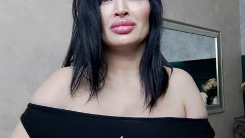 Snapshot of nicollereyn chatting on 02/14/25, 08:26 Nicolle online show from 02/14/25, 08:26