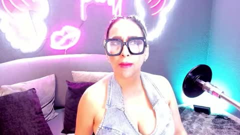 Snapshot of nicooolsmith chatting on 12/18/25, 12:44 Nicol smith online show from 12/18/25, 12:44