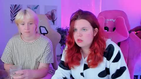 Snapshot of nielletablossom chatting on 09/28/25, 02:06 Nellie online show from 09/28/25, 02:06