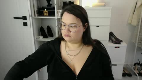 Holly online show from 03/26/26, 07:47