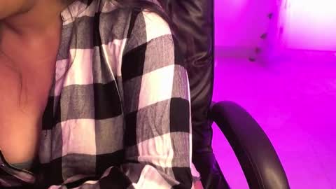 Snapshot of nightqueen107446 chatting on 10/24/25, 03:25 nightqueen107446 online show from 10/24/25, 03:25