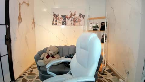 Anni online show from 11/16/25, 08:25