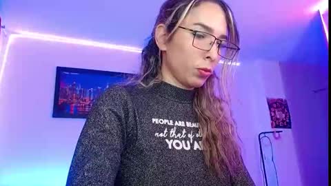 Snapshot of niki_1998 chatting on 09/19/25, 12:12 Natalia online show from 09/19/25, 12:12